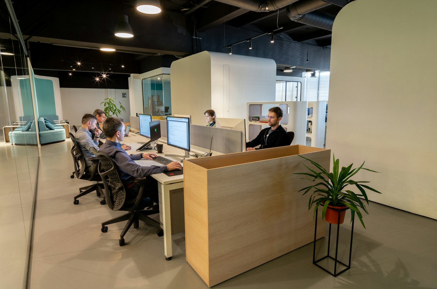 Professionals die ijverig werken op computers in een modern kantoor.